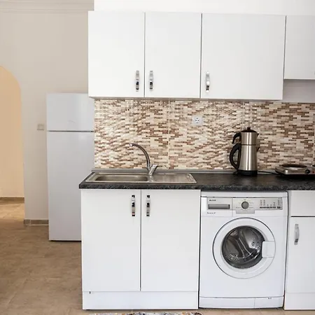 Delightful Flat 5 Km From The Beach With A Refreshing View And Balcony Surrounded By Nature In 马尔马里斯